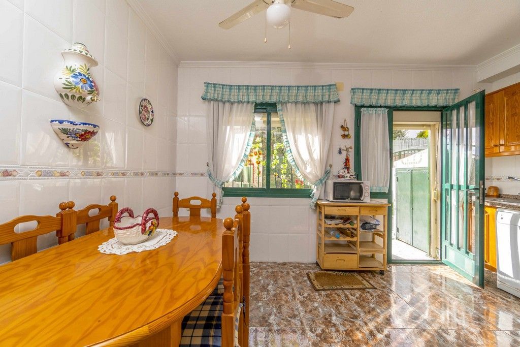 BEAUTIFUL TOWNHOUSE WITH 3 BEDROOMS LOCATED IN LA ZENIA, 600M FROM THE BEACH. image 5