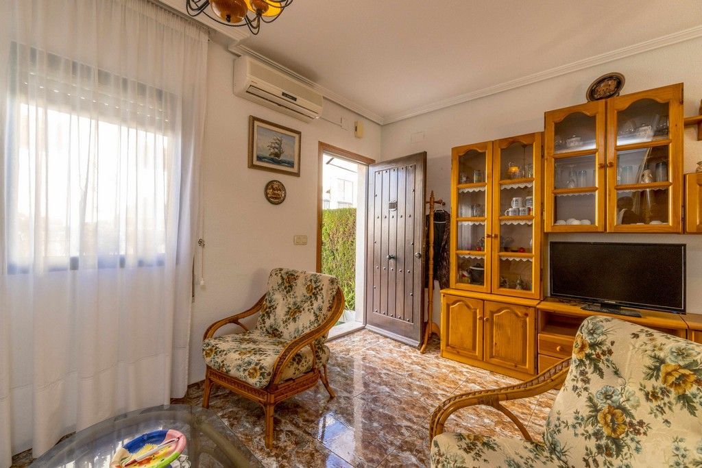 BEAUTIFUL TOWNHOUSE WITH 3 BEDROOMS LOCATED IN LA ZENIA, 600M FROM THE BEACH. image 3