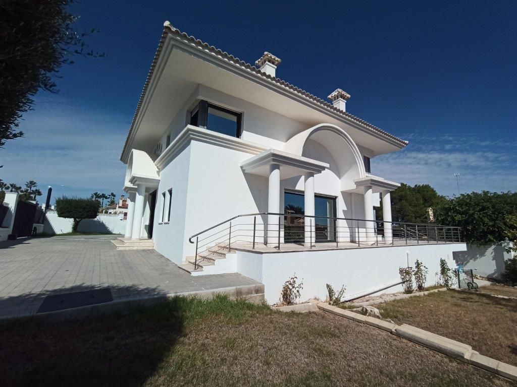 Luxury villa in Villamartin. image 3