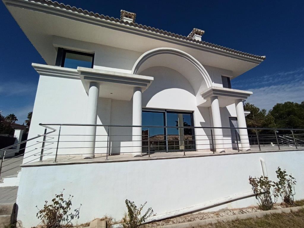 Luxury villa in Villamartin. image 2