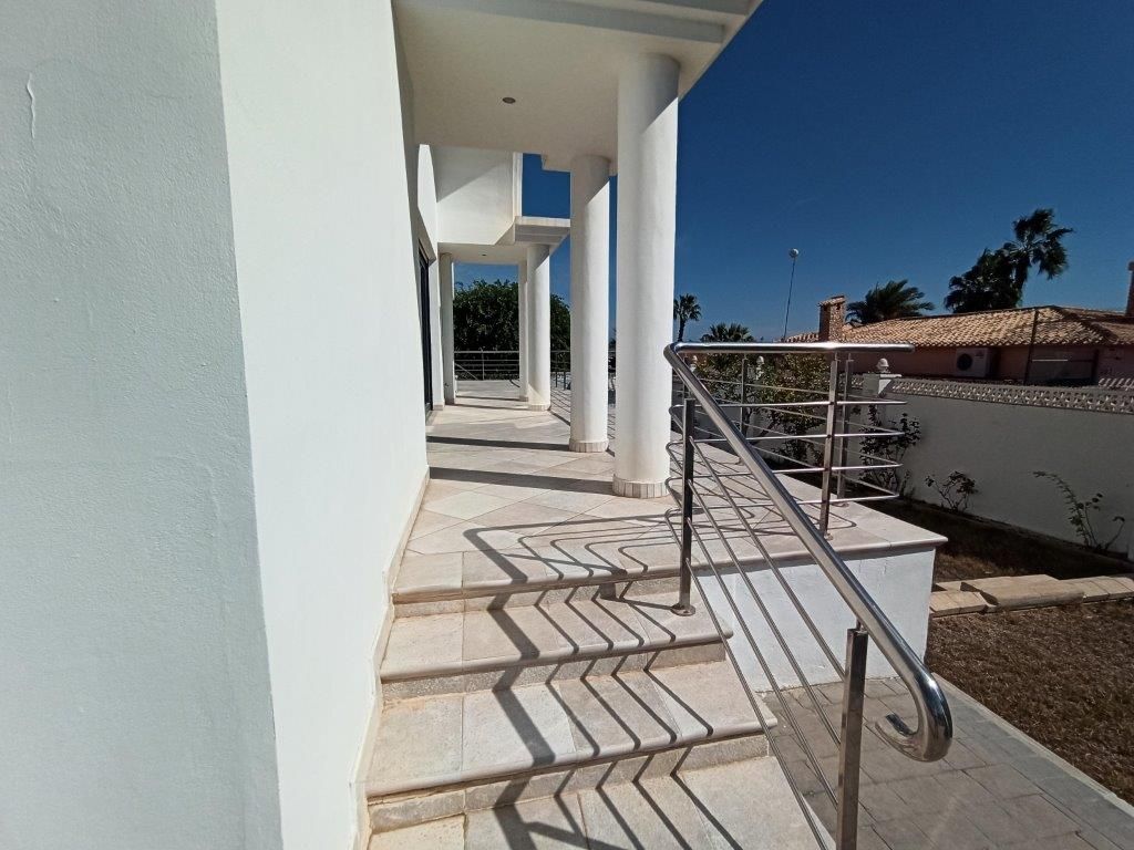 Luxury villa in Villamartin. image 5