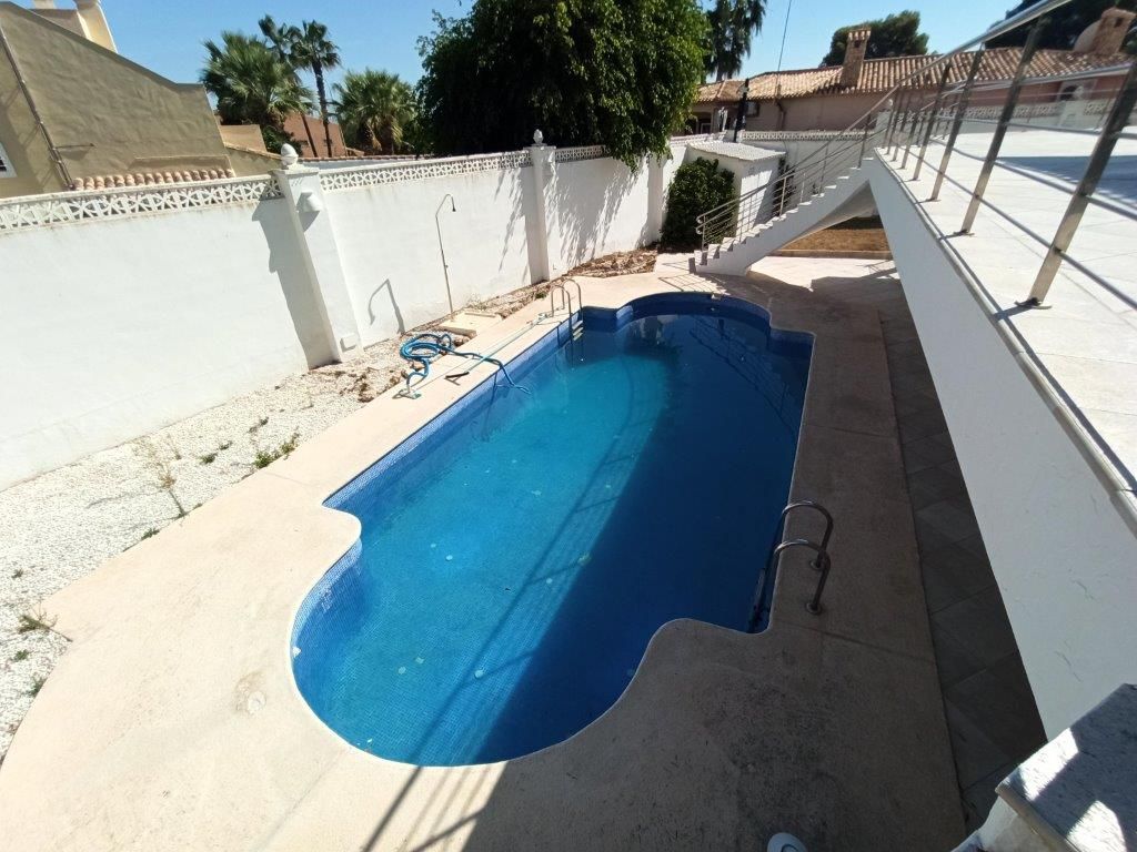 Luxury villa in Villamartin. image 4