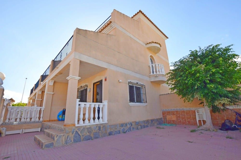 3 BED CORNER TOWNHOUSE WITH GARDEN AND SOLARIUM WALKING FROM LA ZENIA BEACH image 3