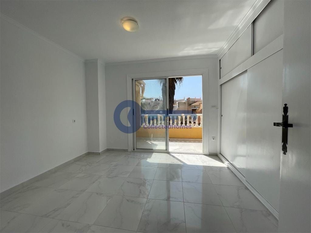 Completely renovated townhouse in popular Rosaleda, Torrevieja! image 3
