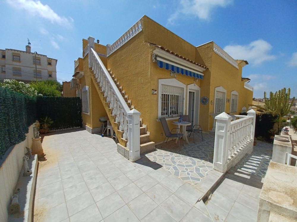 CORNER BUNGALOW ON SINGLE FLOOR WITH PRIVATE ROOF TERRACE & POOL AREA. image 4