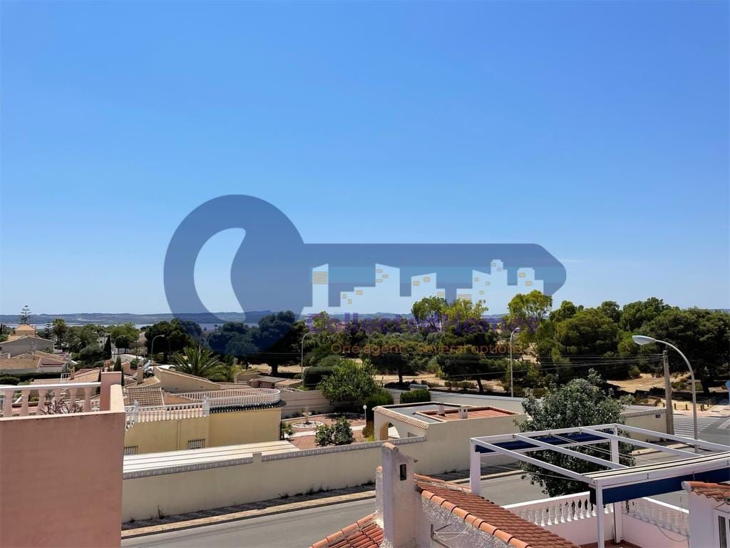 Completely renovated townhouse with roof terrace in a popular area. image 3