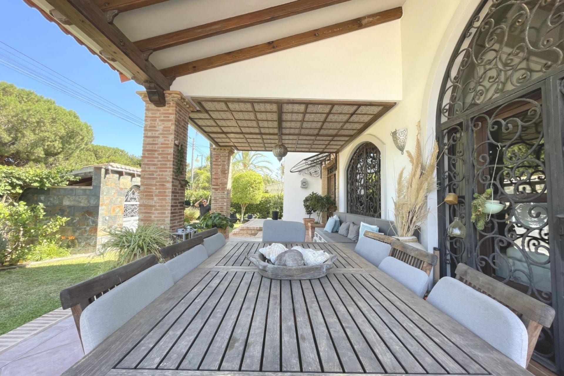 Welcome to this unique and charming house beyond the ordinary on the outskirts of downtown Torrevieja, Los Angeles. image 4