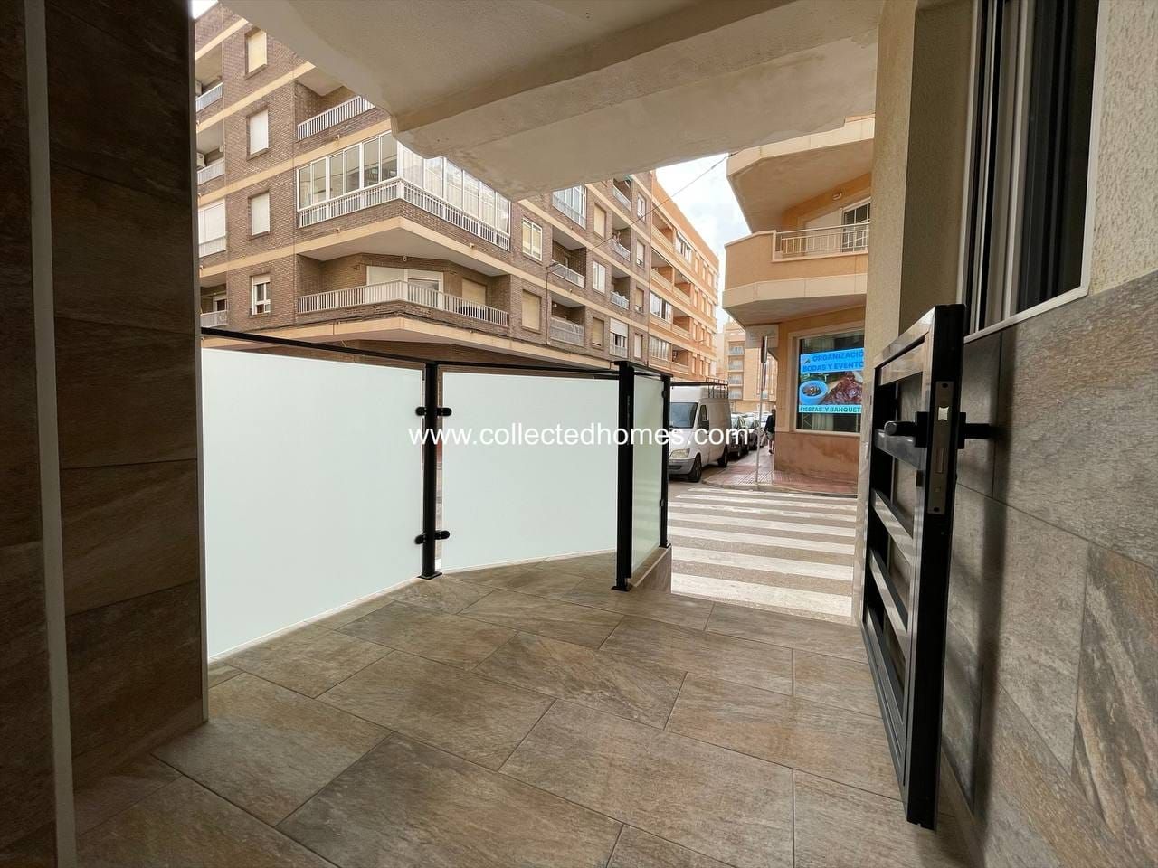 Collected Homes presents this lovely renovated apartment only 20M from La Mata beach, Torrevieja. image 4