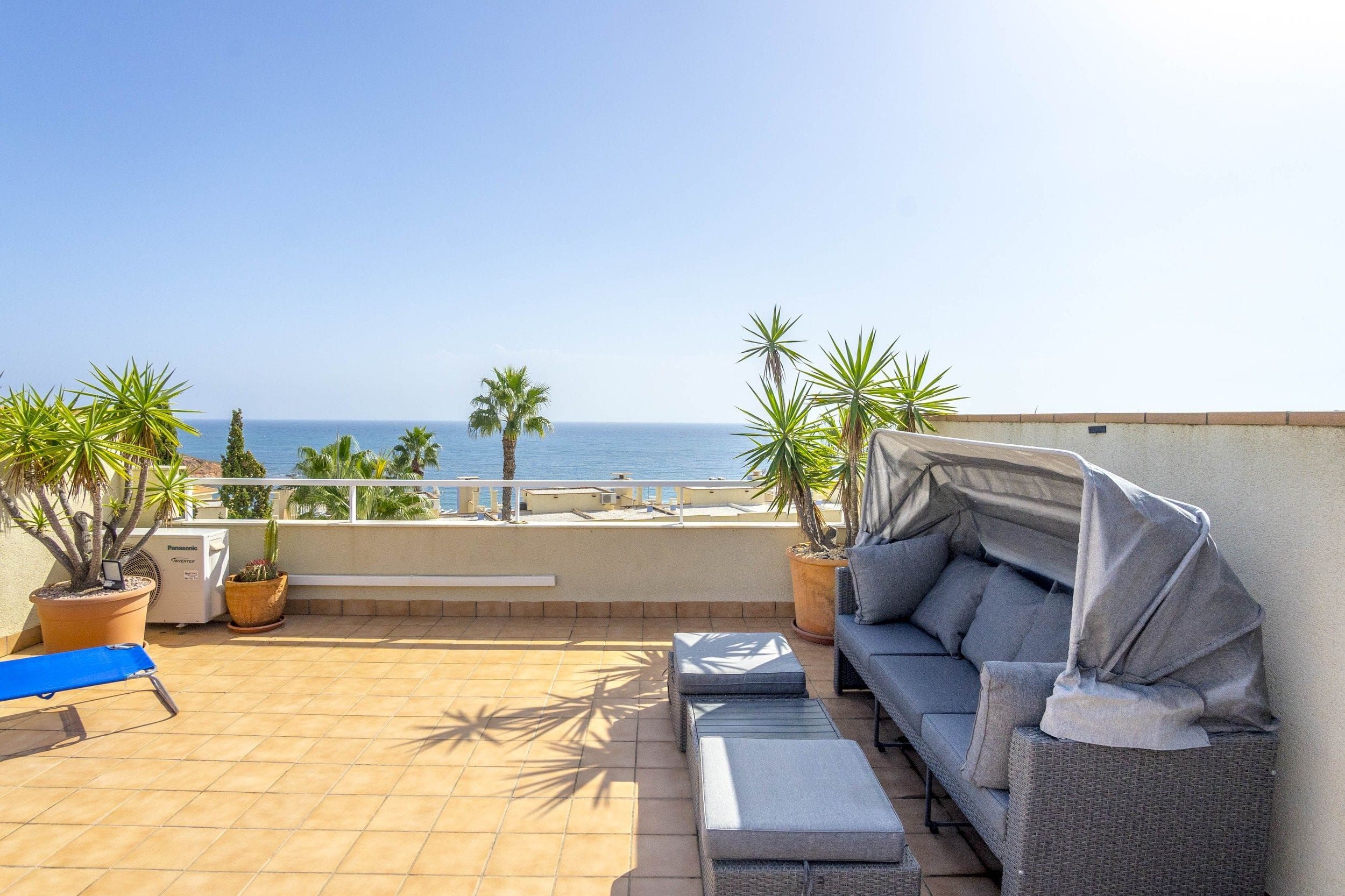 TOP FLOOR APARTMENT WITH SEA VIEW IN AGUAMARINA. image 2