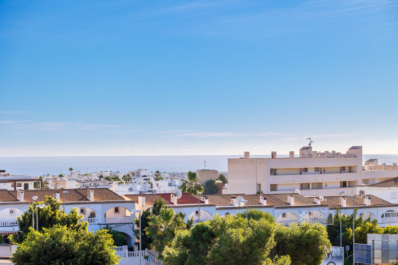 Collected Homes presents this wonderful penthouse with a sea view in Villamartín. image 2
