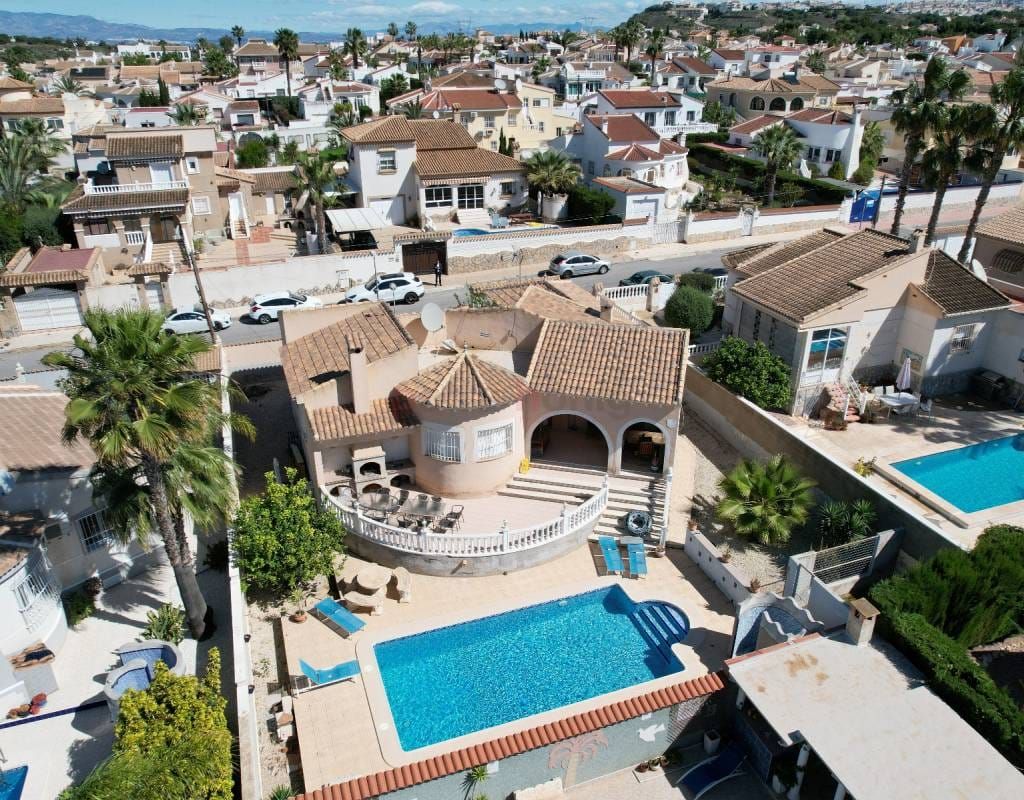 Villa with private pool, garden and barbeque located in the town of Ciudad Quesada. image 2