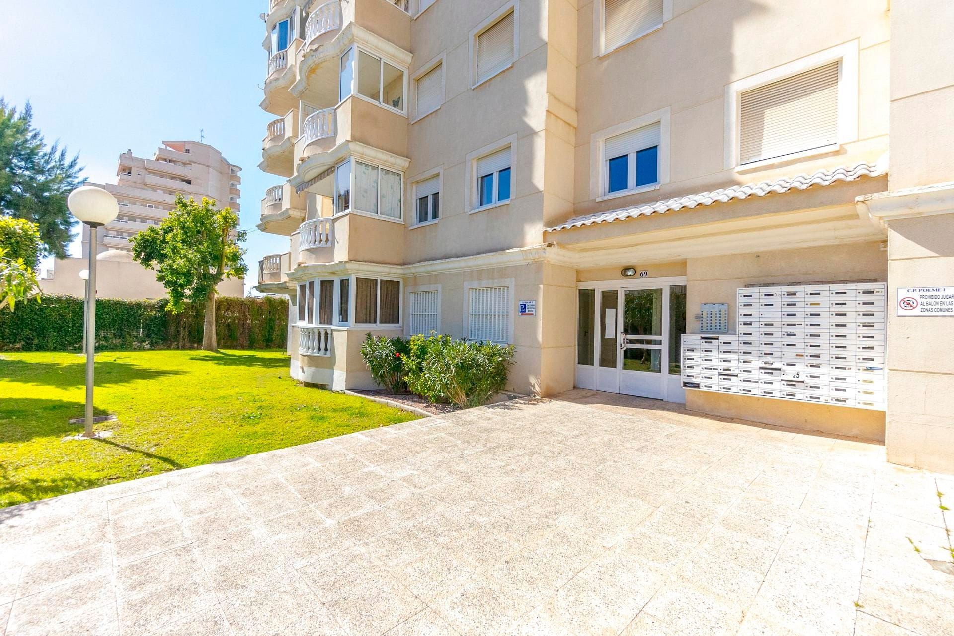 LOVELY BRIGHT APARTMENT WITH SEA VIEW AND COMMUNITY POOL image 2