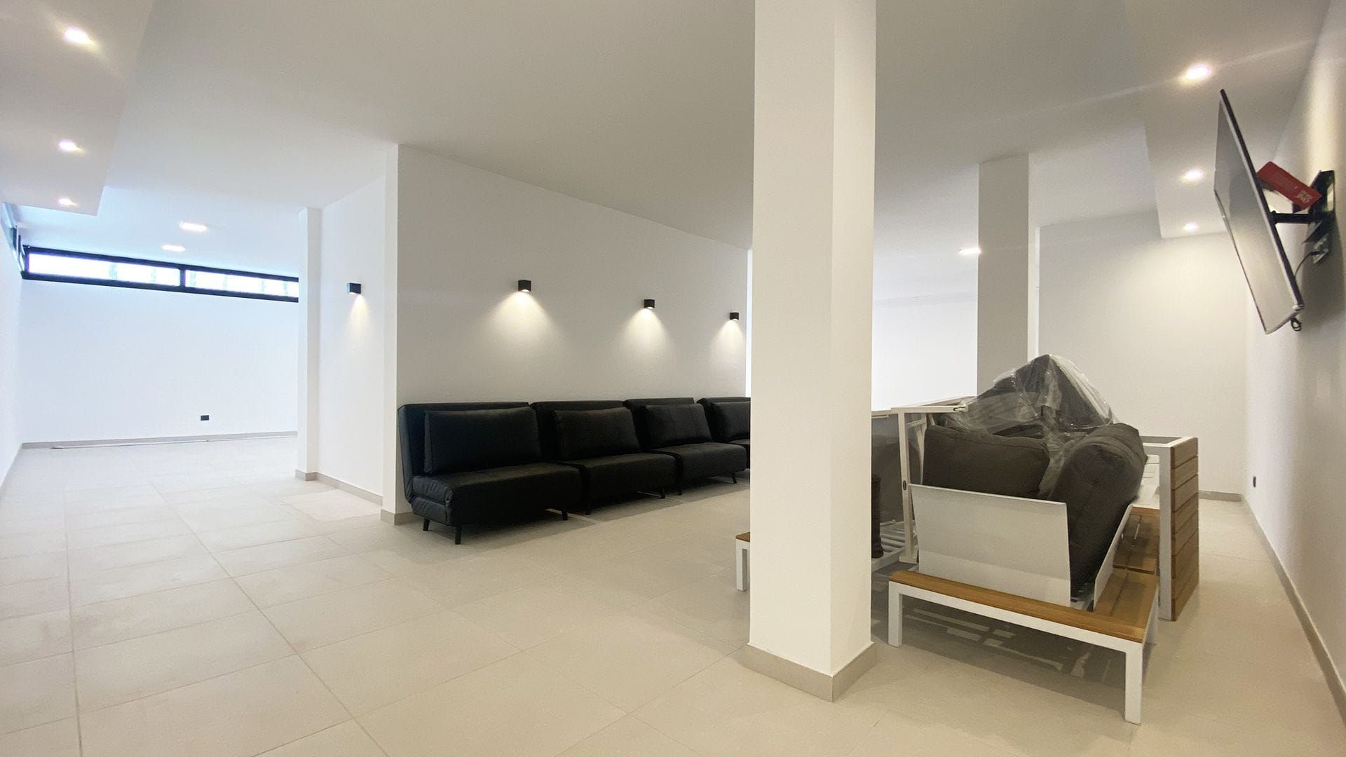 Luxury villa with exclusive pool and tennis court facing the sea. image 4