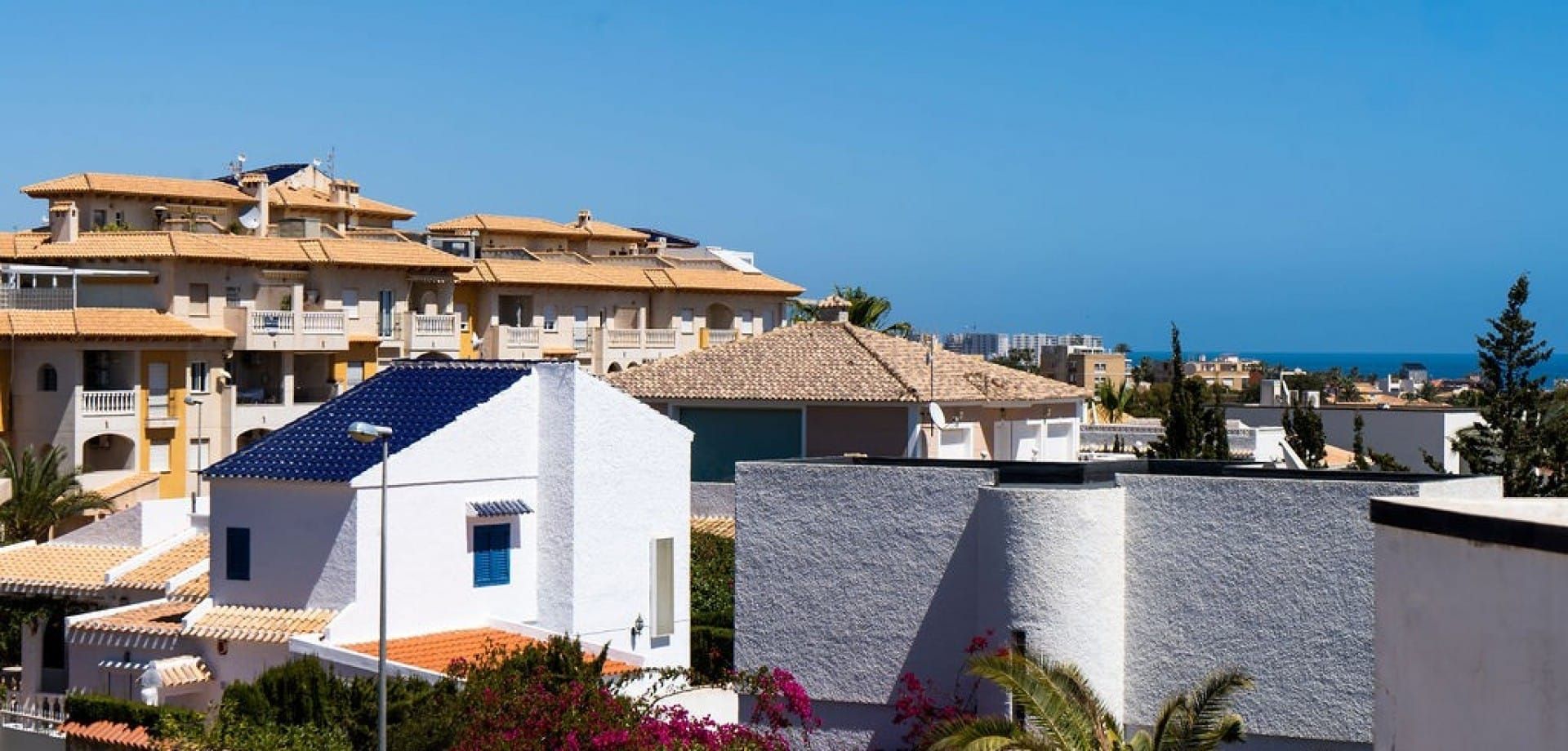 MODERNIZED TOWNHOUSE ON THE BEACH SIDE IN LA ZENIA. image 3