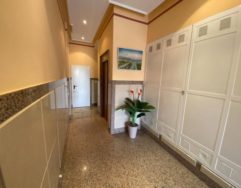 2bedroom apartmentwith clear views, near the beach in Torrevieja. image 4