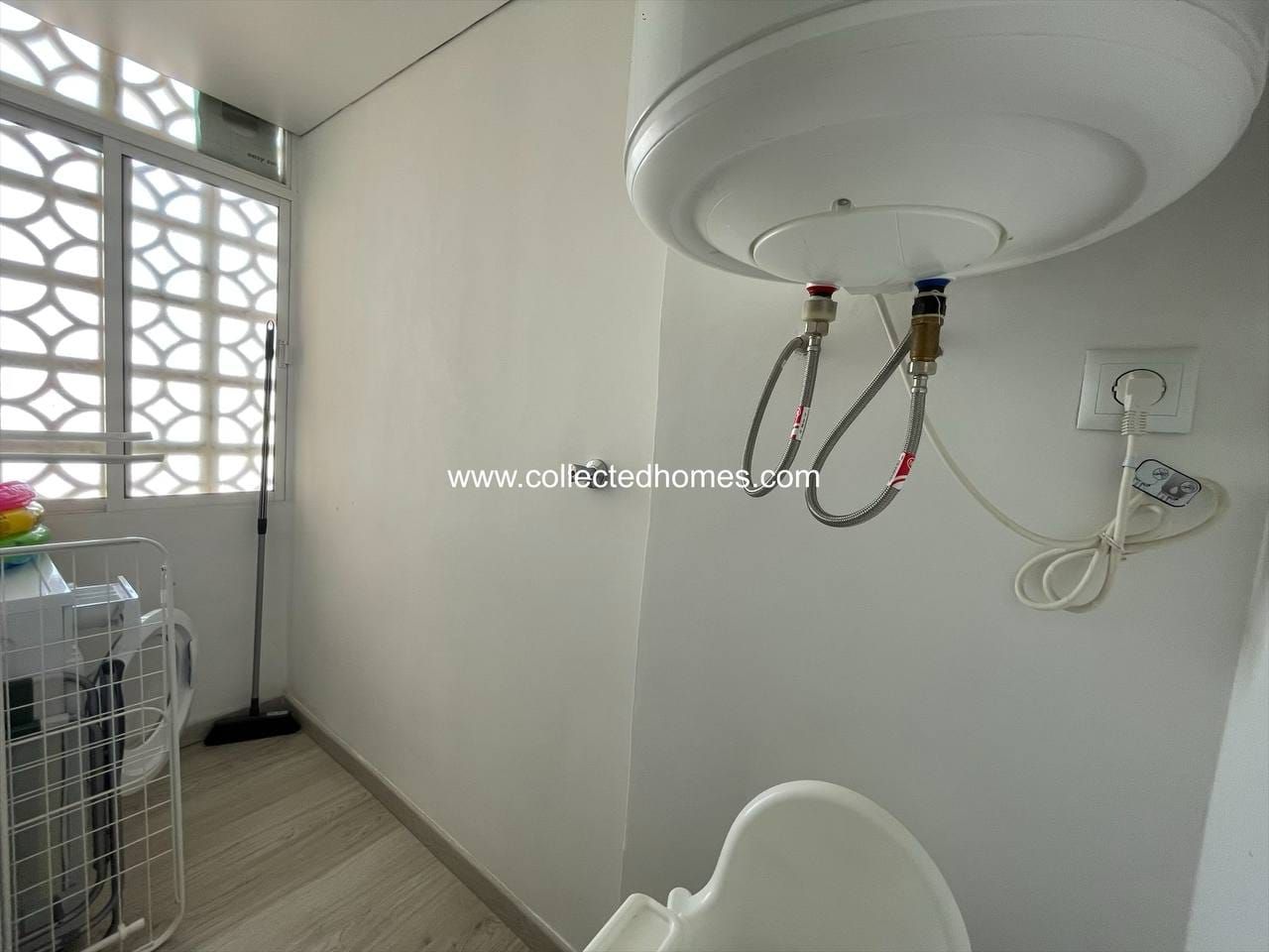 APARTMENT ON THE FRONTLINE OF THE SEA WITH AMAZING SEA VIEW. image 4