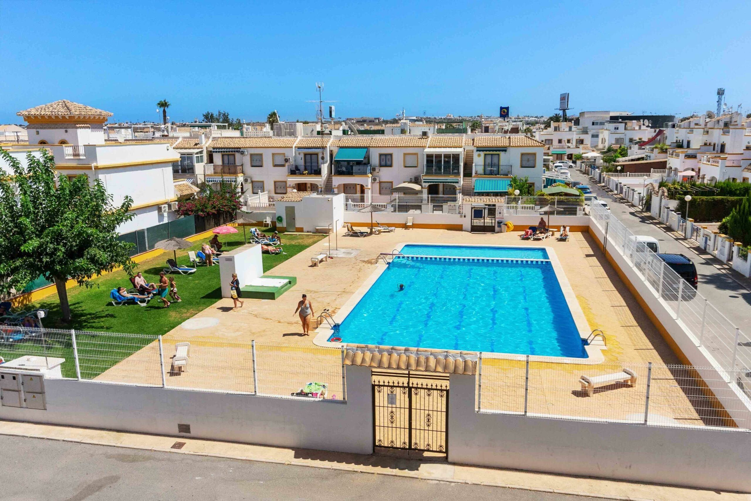 Townhouse with solarium and community pool in Los Altos del Limonar, Torrevieja. image 2