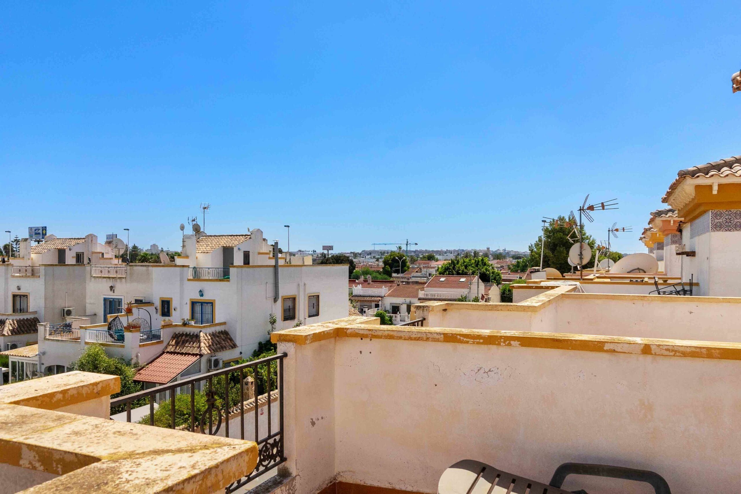 Townhouse with solarium and community pool in Los Altos del Limonar, Torrevieja. image 5