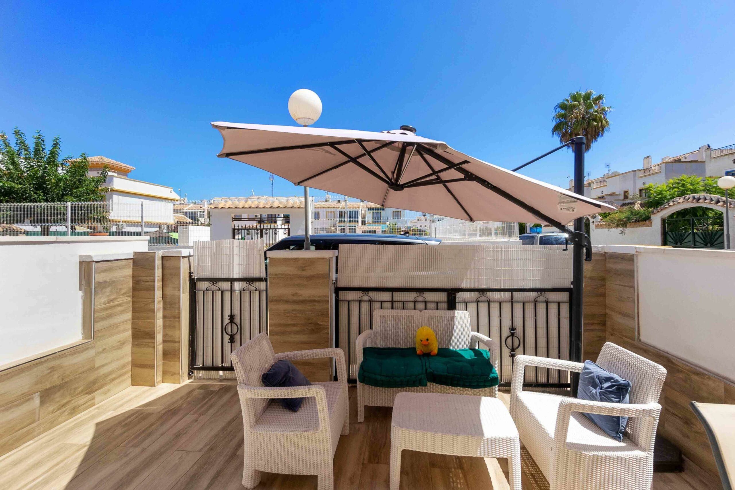 Townhouse with solarium and community pool in Los Altos del Limonar, Torrevieja. image 3