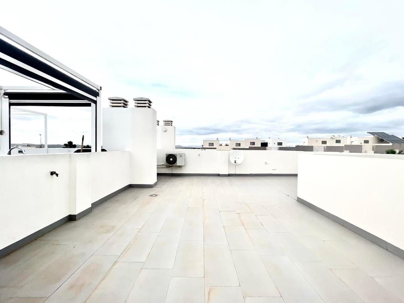 Luxurious Quad Villa with Amenities Galore in Aguas Nuevas, Torrevieja. image 4