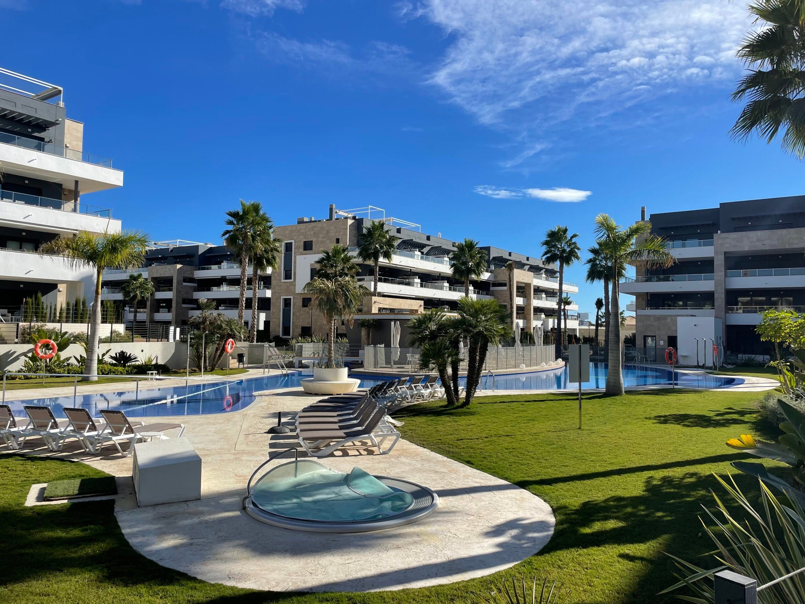 Charming 2-Bedroom penthouse with private solarium/sea view in Flamenca Village. image 5