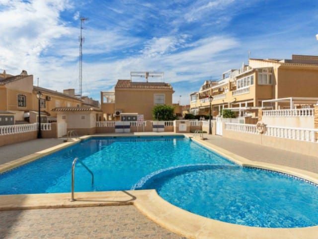 This very nice and elaborate flat is located in Bravomar 7 in Aguas Nuevas, in Torrevieja. image 2