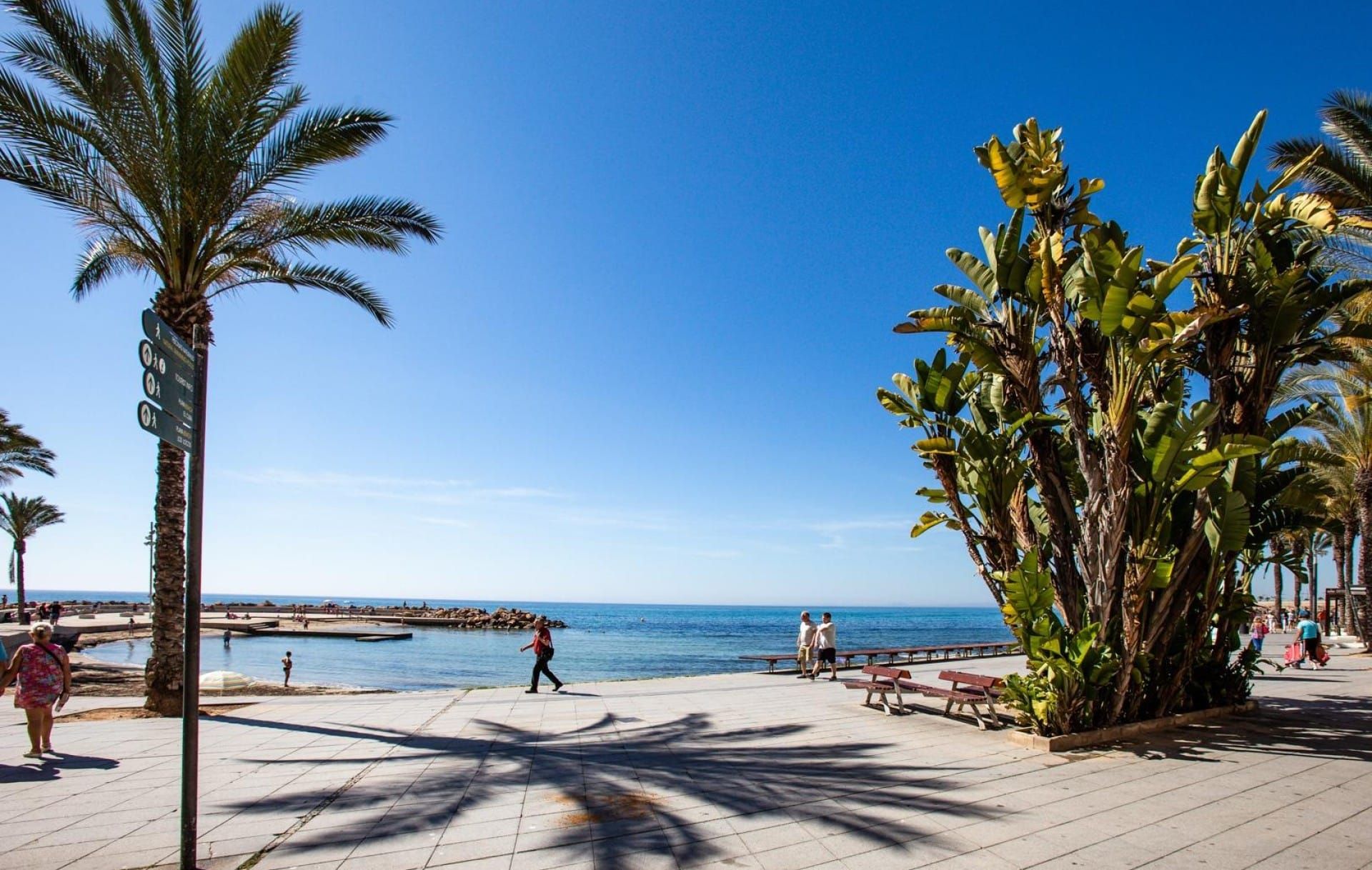 Live by the sea all year round! Spacious flat just 50 metres from Cura beach. image 5