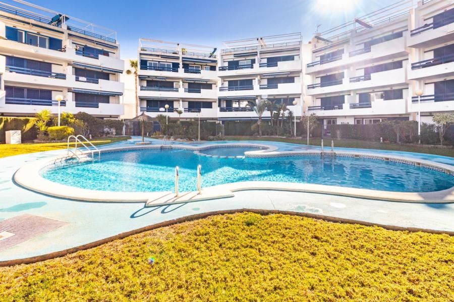 Welcome to your dream penthouse in Playa Flamenca, Orihuela Costa. image 2