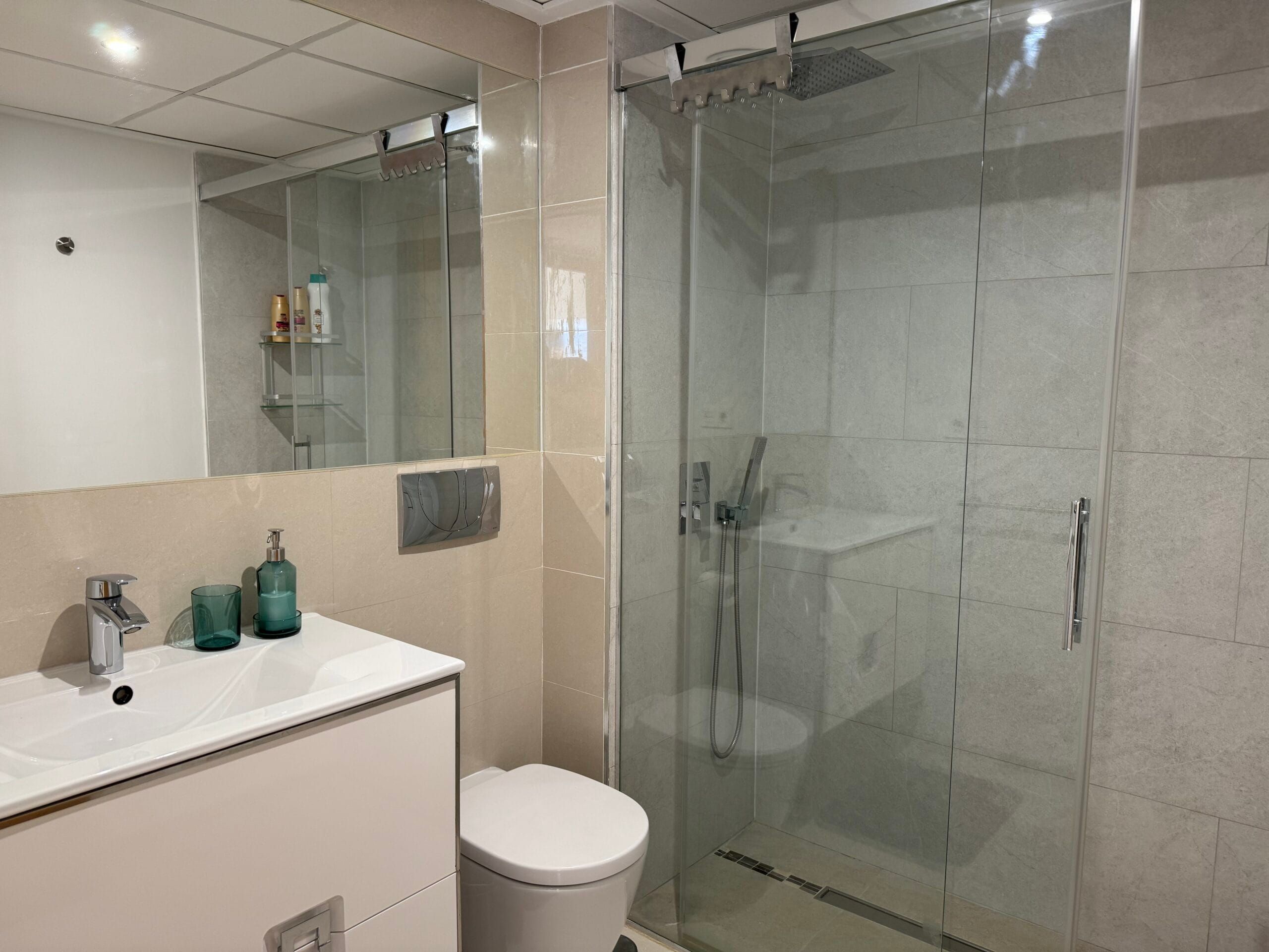 Luxurious 3-Bedroom Duplex with Spectacular Amenities and private Solarium. image 4