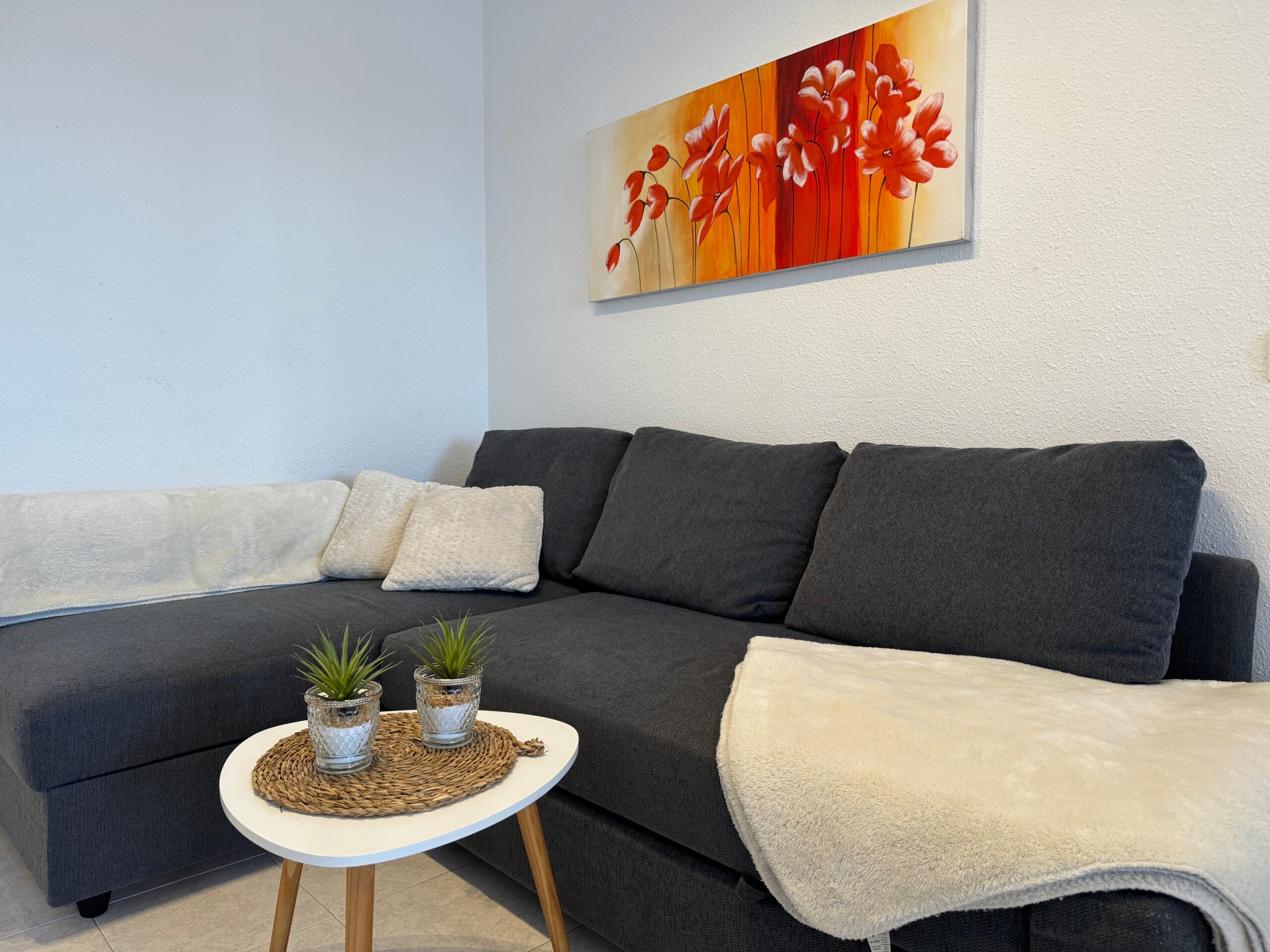 Furnished charming 1-bedroom apartment with balcony and communal pool area! image 2