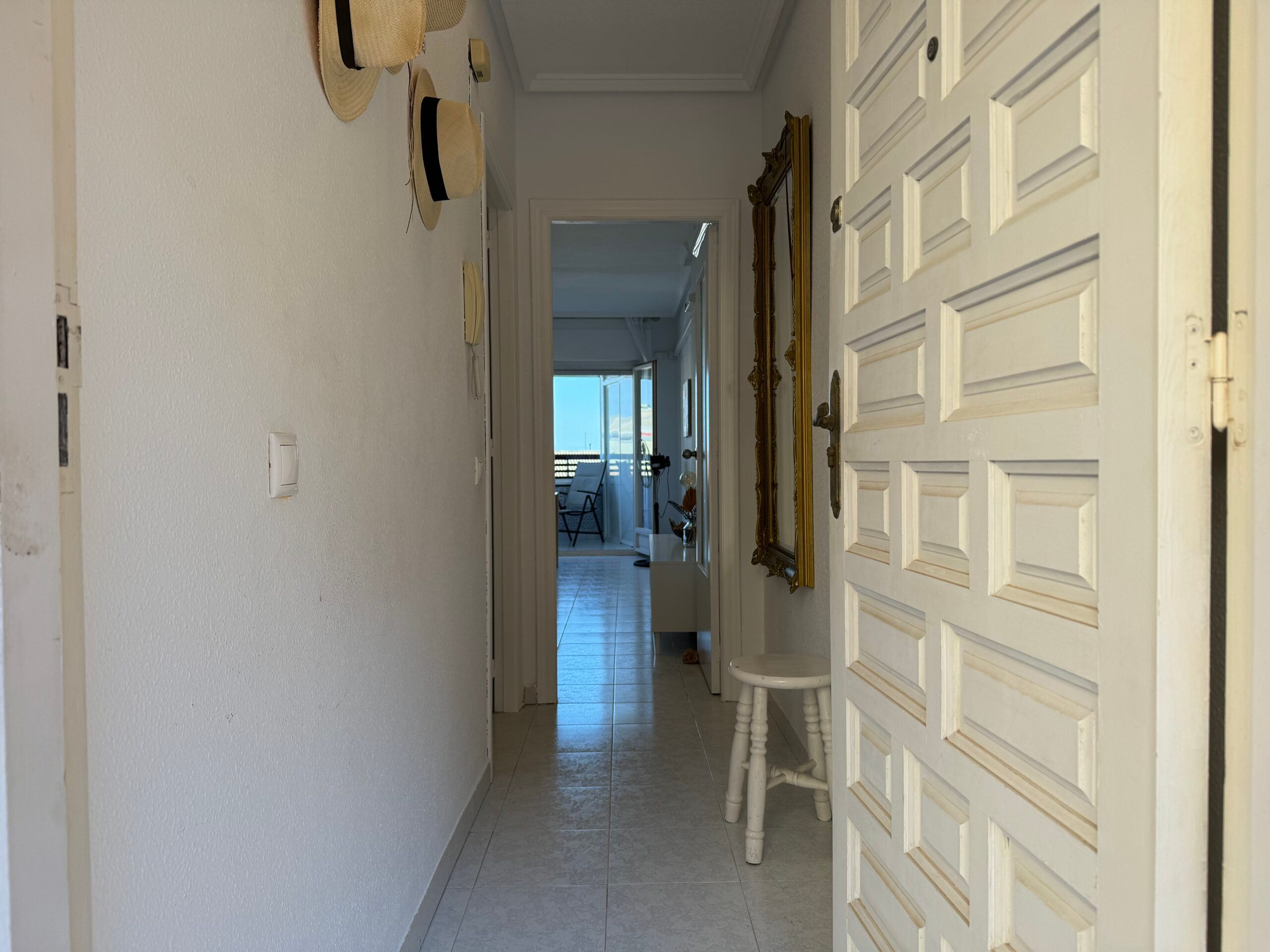 Furnished charming 1-bedroom apartment with balcony and communal pool area! image 4