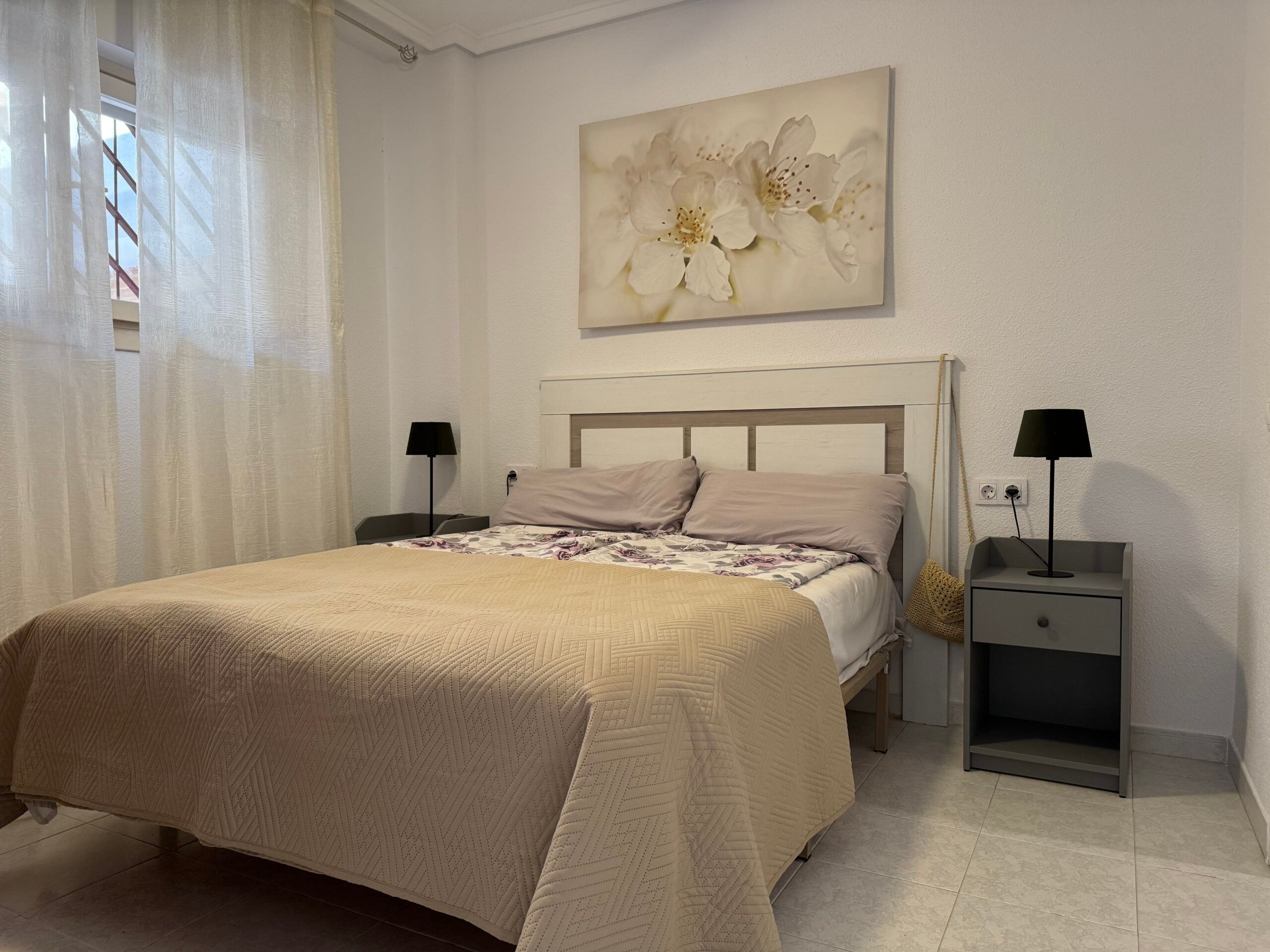 Furnished charming 1-bedroom apartment with balcony and communal pool area! image 5