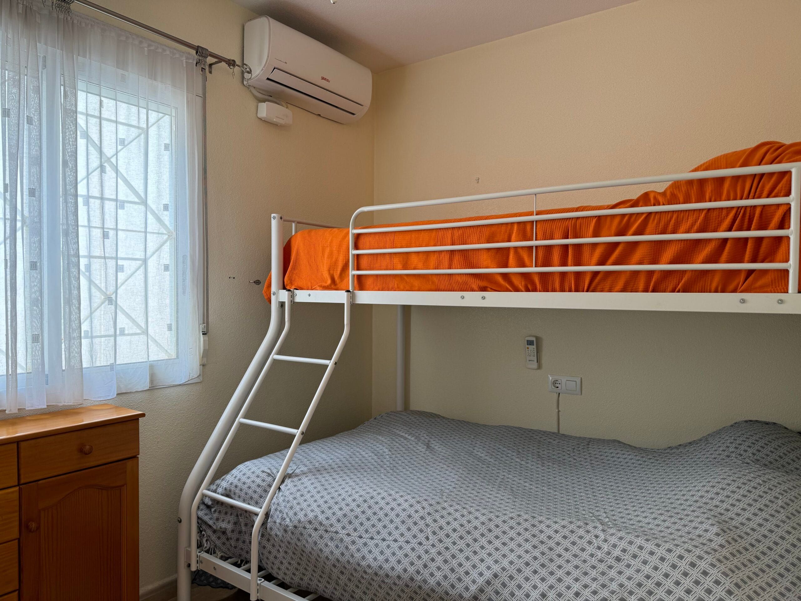 Charming 2-Bedroom Upper Bungalow with Sea View. image 2