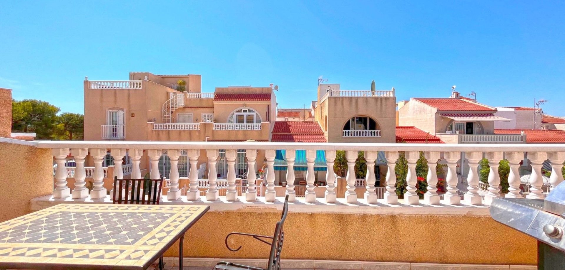 CHARMING SOUTH-FACING TOWNHOUSE IN LA SIESTA, TORREVIEJA. image 2