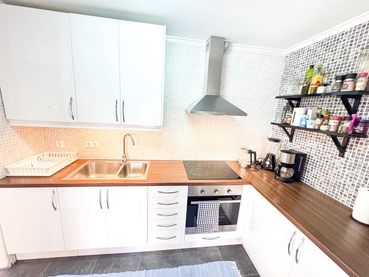 Cozy Ground Floor Apartment in Rosaleda, Torrevieja! image 5