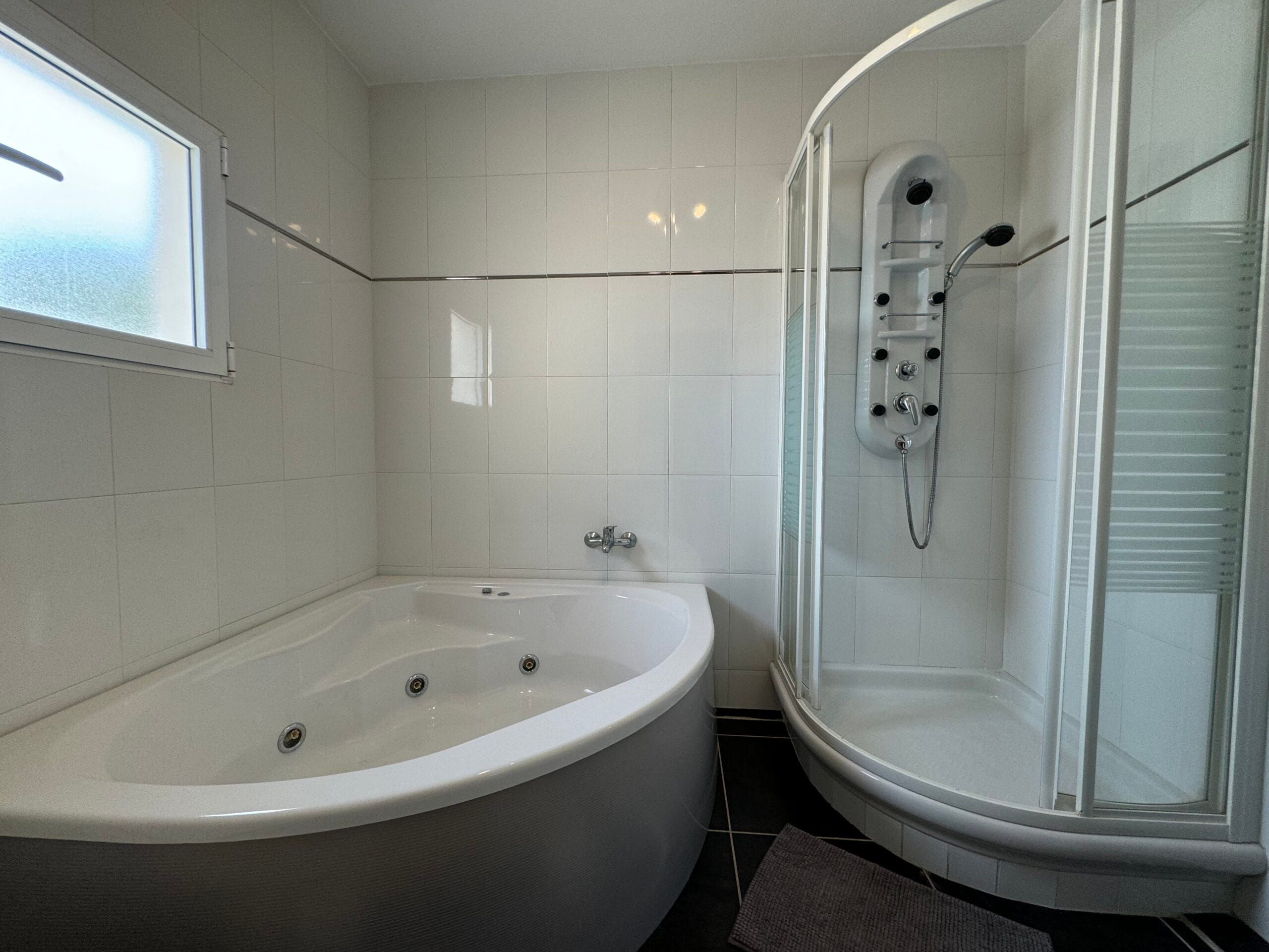 Villa with a large plot and private pool. Tourist license included. image 5