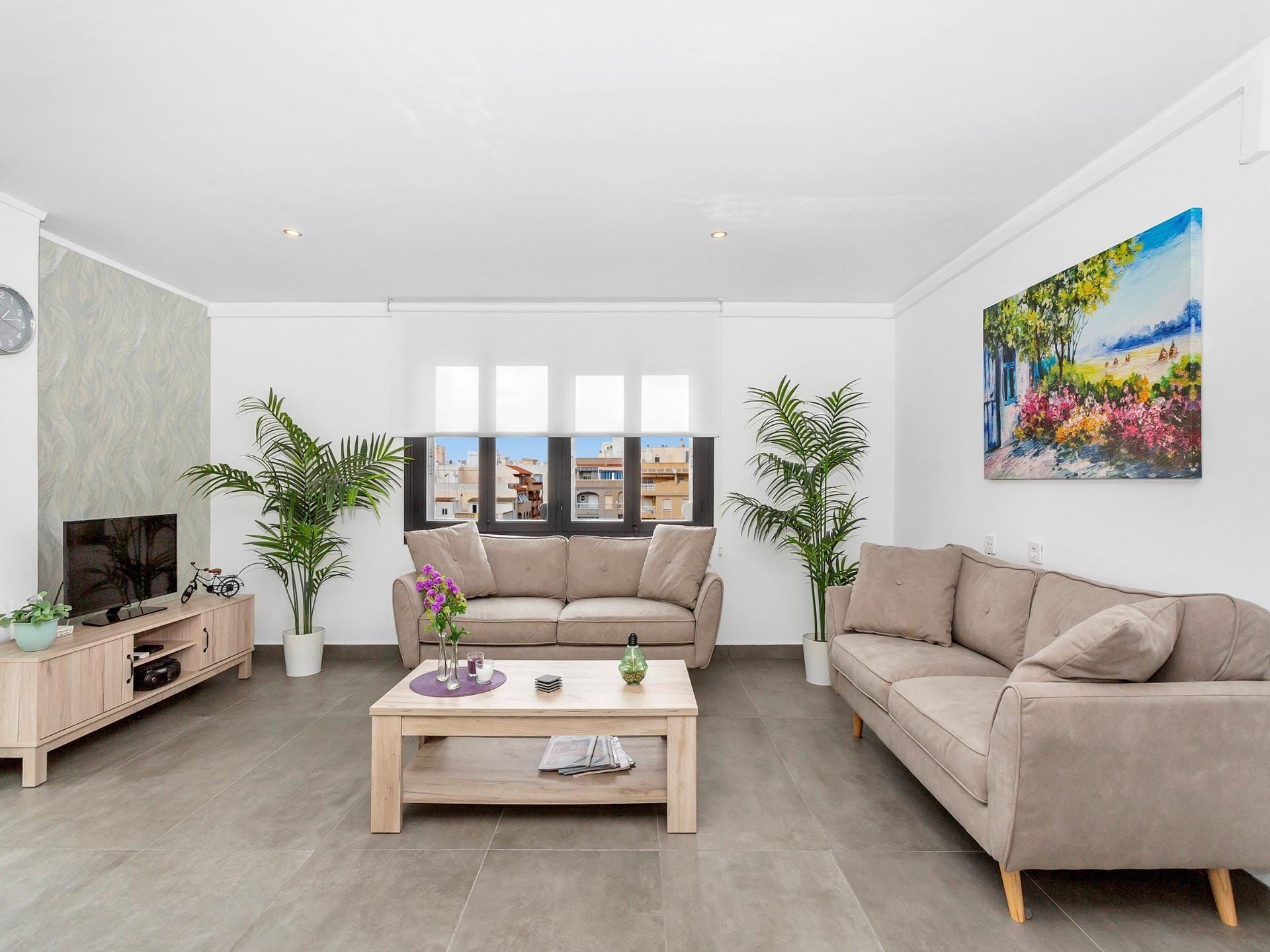 Renovated apartment with seaview and pool area in the heart of Torrevieja. image 2