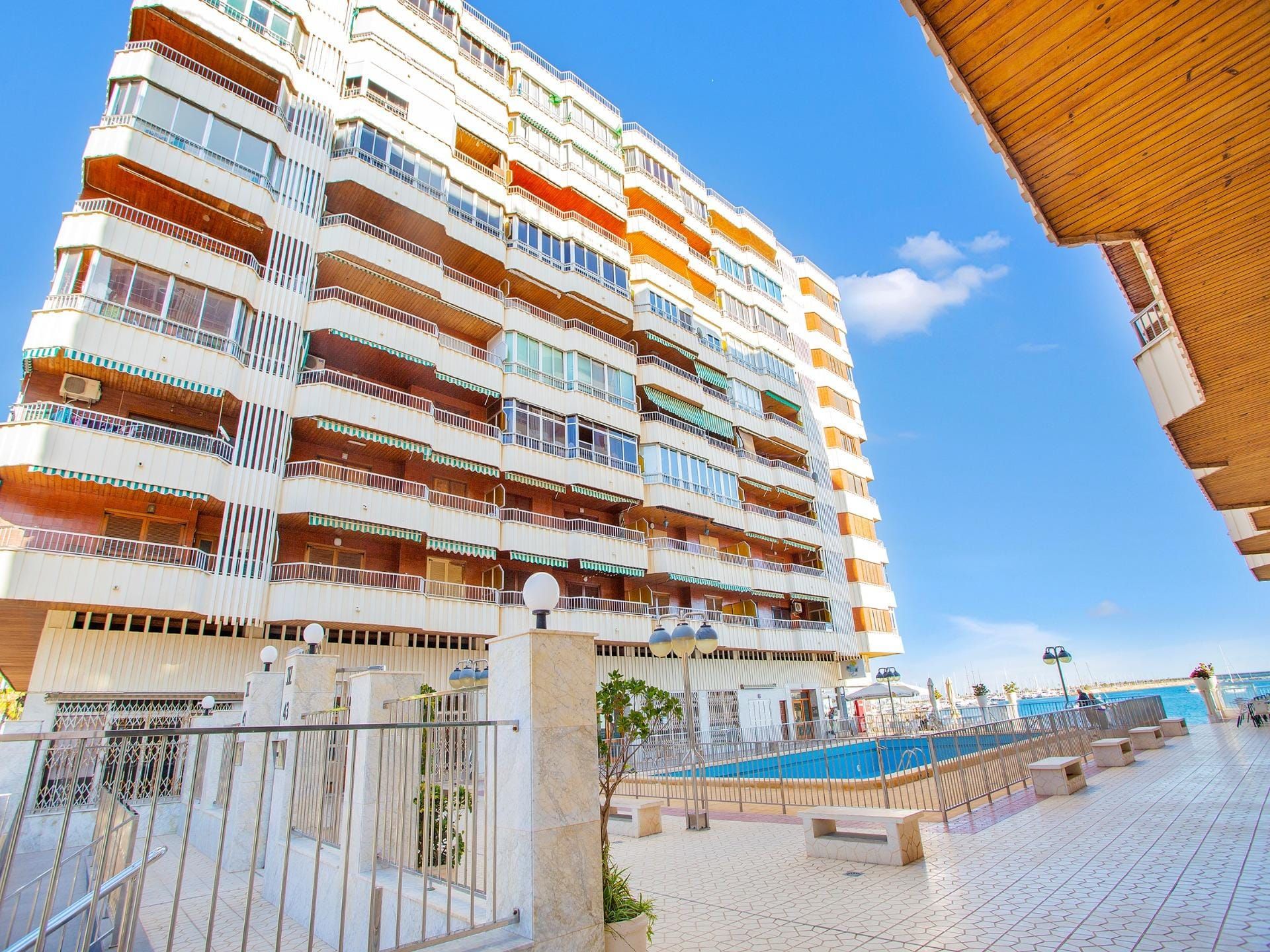 Renovated apartment with seaview and pool area in the heart of Torrevieja. image 4