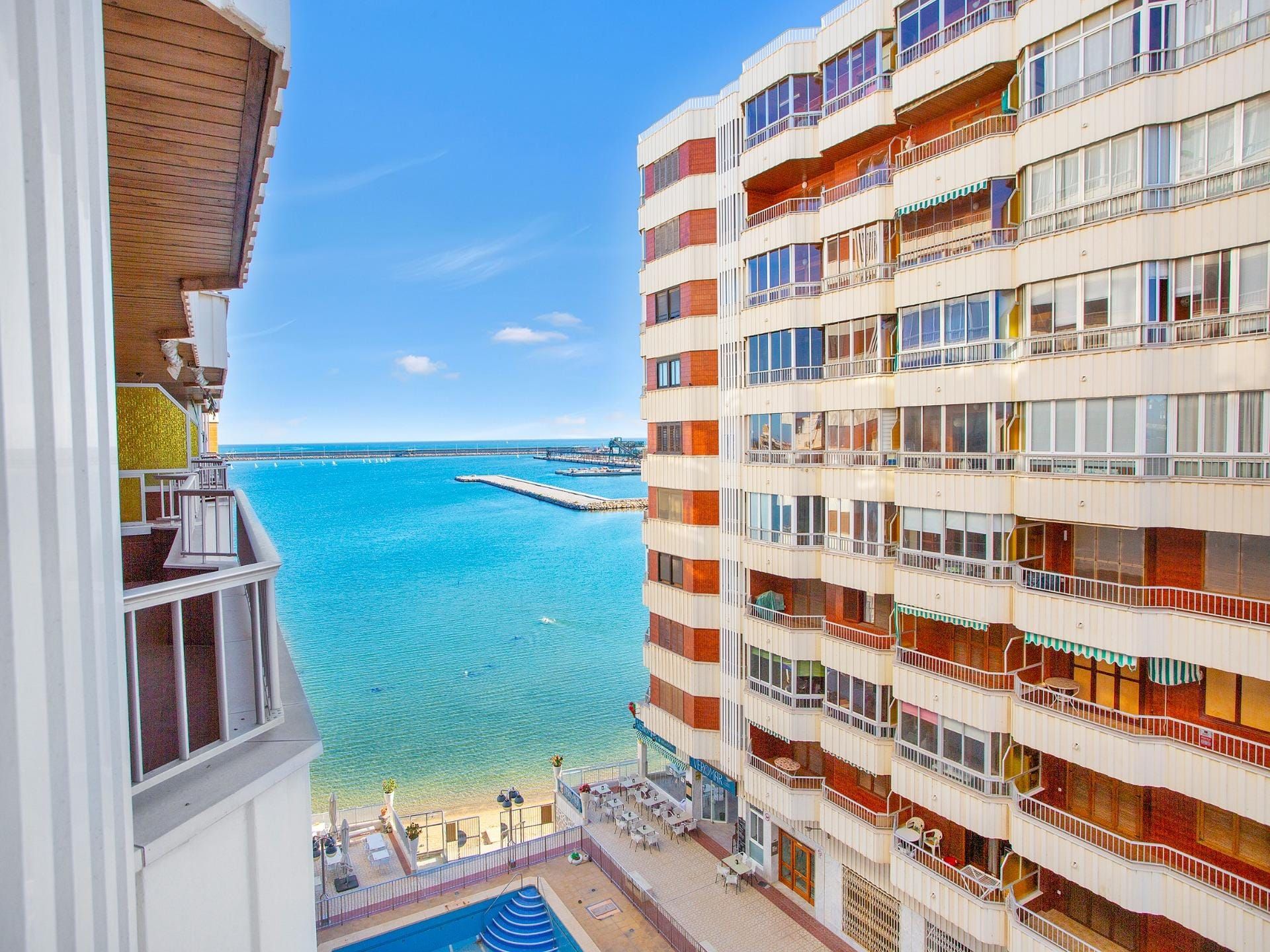 Renovated apartment with seaview and pool area in the heart of Torrevieja. image 5