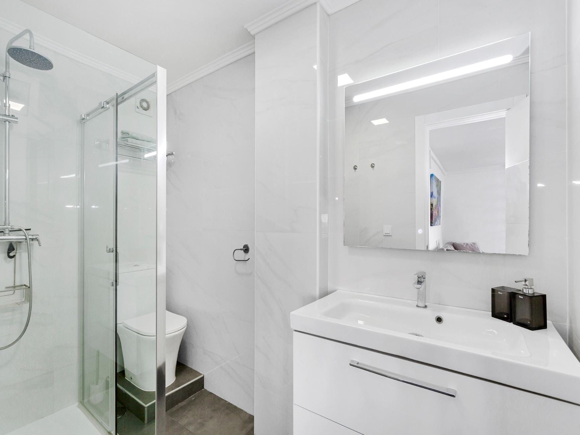 Renovated apartment with seaview and pool area in the heart of Torrevieja. image 3