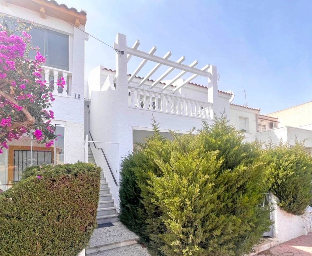 RENOVATED TOP FLOOR APARTMENT WITH SUNNY BALCONY