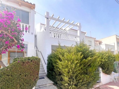 RENOVATED TOP FLOOR APARTMENT WITH SUNNY BALCONY