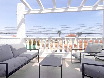 RENOVATED TOP FLOOR APARTMENT WITH SUNNY BALCONY