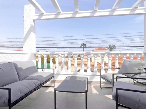 RENOVATED TOP FLOOR APARTMENT WITH SUNNY BALCONY