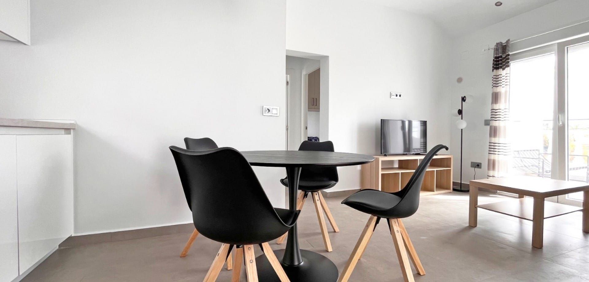 RENOVATED TOP FLOOR APARTMENT WITH SUNNY BALCONY image 4