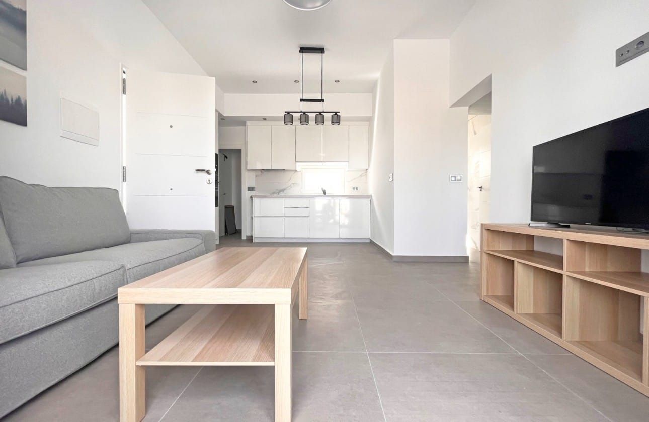 RENOVATED TOP FLOOR APARTMENT WITH SUNNY BALCONY image 3