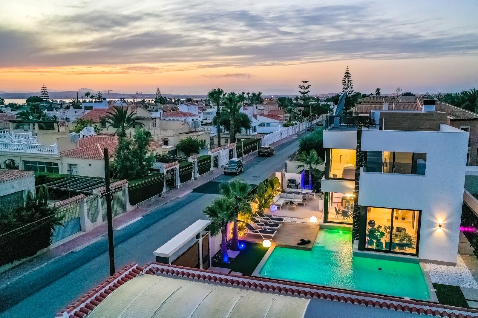 EXCLUSIVE NEW-BUILD MODERN VILLA WITH PRIVATE HEATED POOL AND SOLARIUM. image 4