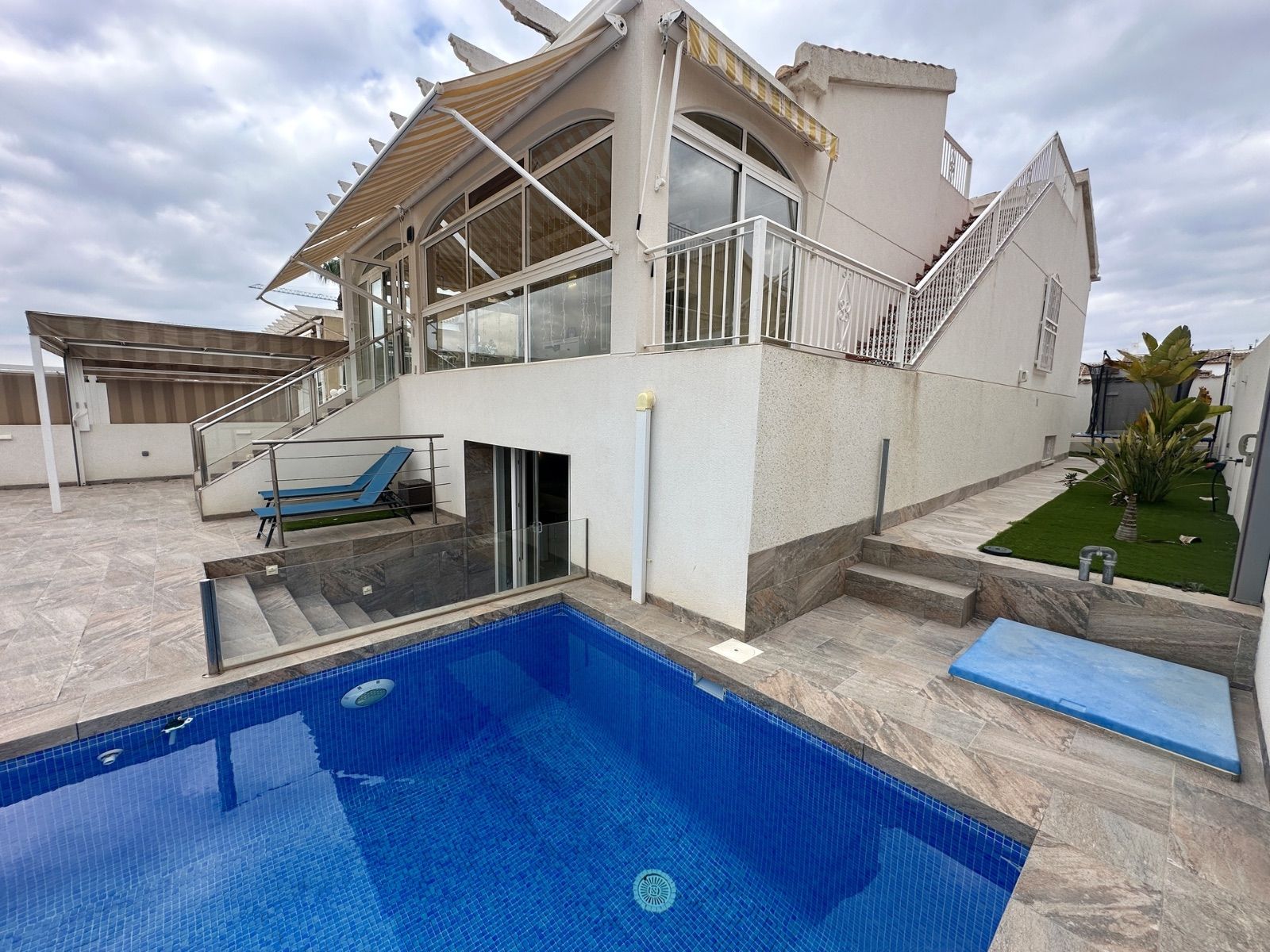 DETACHED VILLA WITH PRIVATE POOL, FURNISHED UNDERBUILD AND SAUNA IN LOS ALTOS image 3