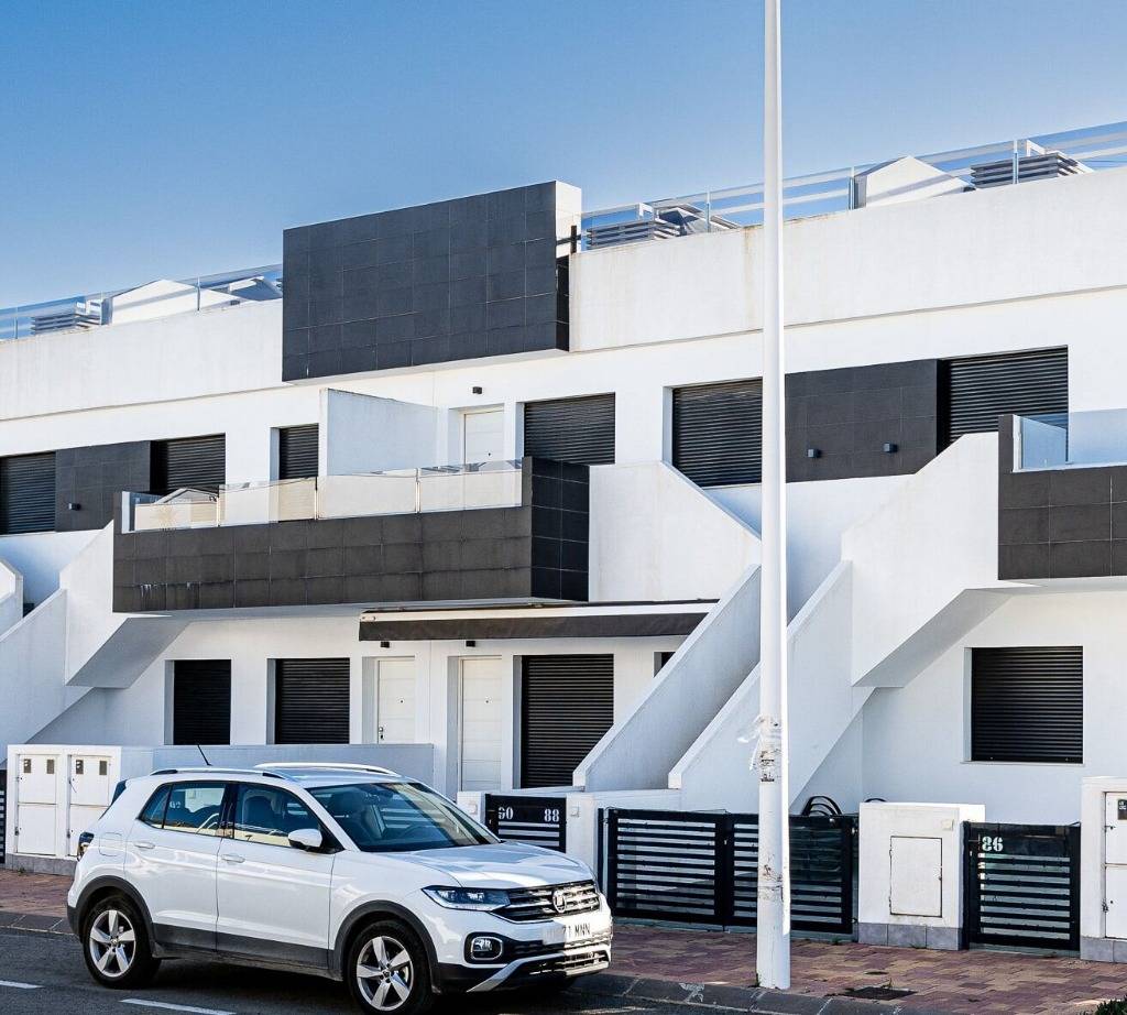 TOP FLOOR BUNGALOW WITH SUN TERRACE – ALMOST NEW.