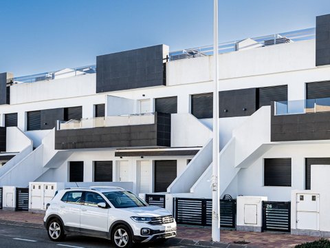 TOP FLOOR BUNGALOW WITH SUN TERRACE – ALMOST NEW.